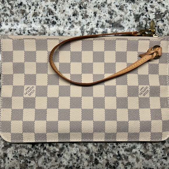 LV wristlet - Not used - perfect condition - Picture 1 of 4